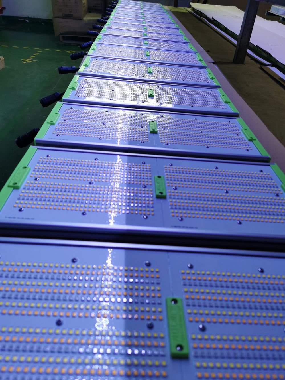 J9集团光电的ＳＭＤＬＥＤ用于公司自产的植物成长灯